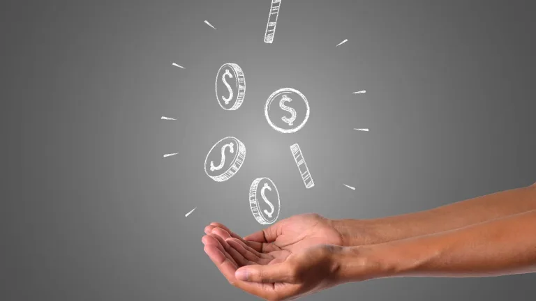 A person's hand with money to ilustrate How Do Interest Rates Work.