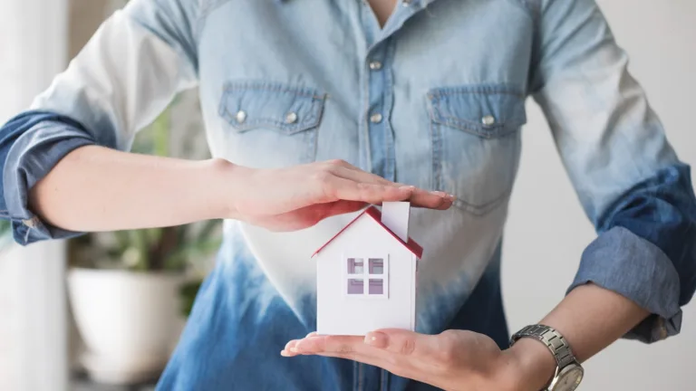 Woman getting Homeowners Insurance for her house.