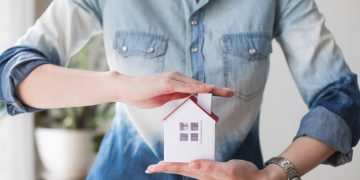 Woman getting Homeowners Insurance for her house.