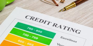 A paper with bad credit score and others credit rantings.